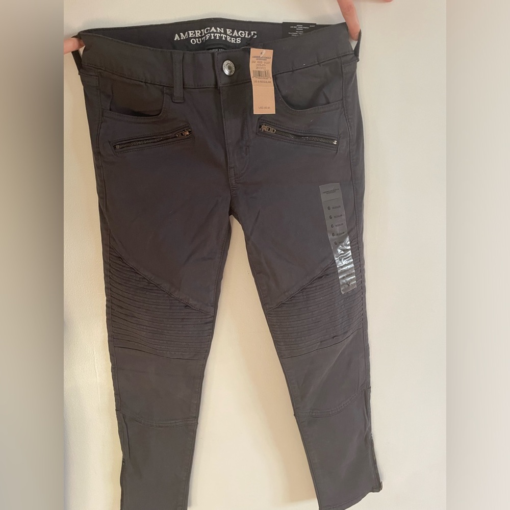 American Eagle black low rise cropped jegging size 6